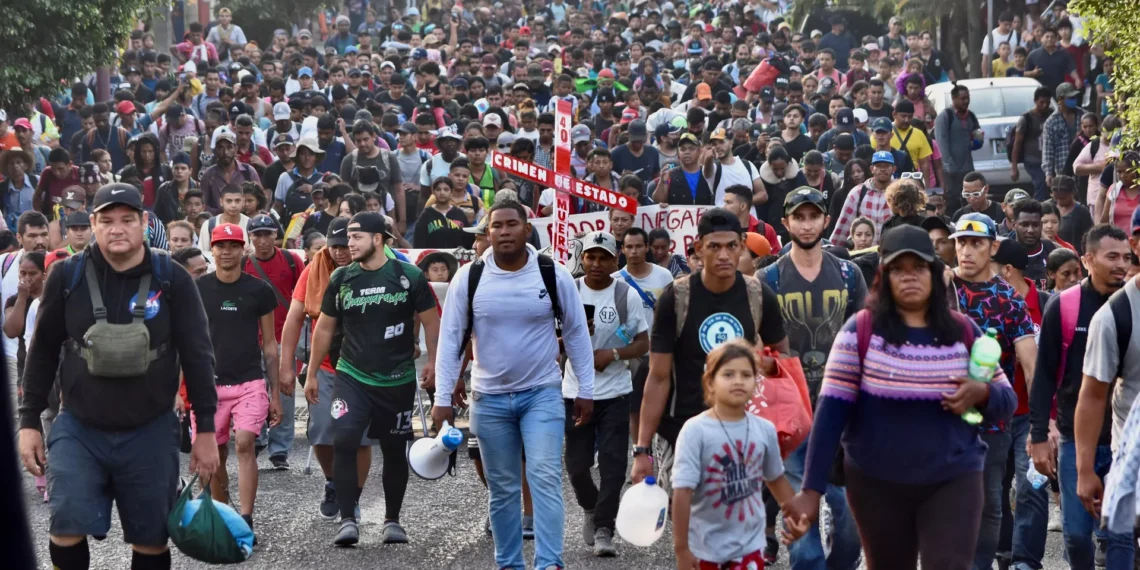 Se aglomeran tres mil migrantes en espera de permisos para seguir travesía a EU