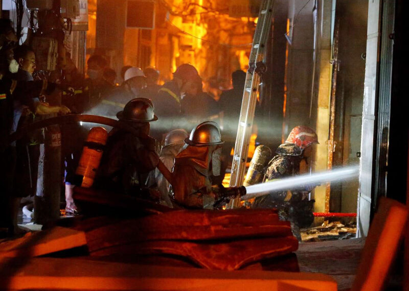 Incendio de edificio habitacional en Vietnam dejó al menos 56 muertos