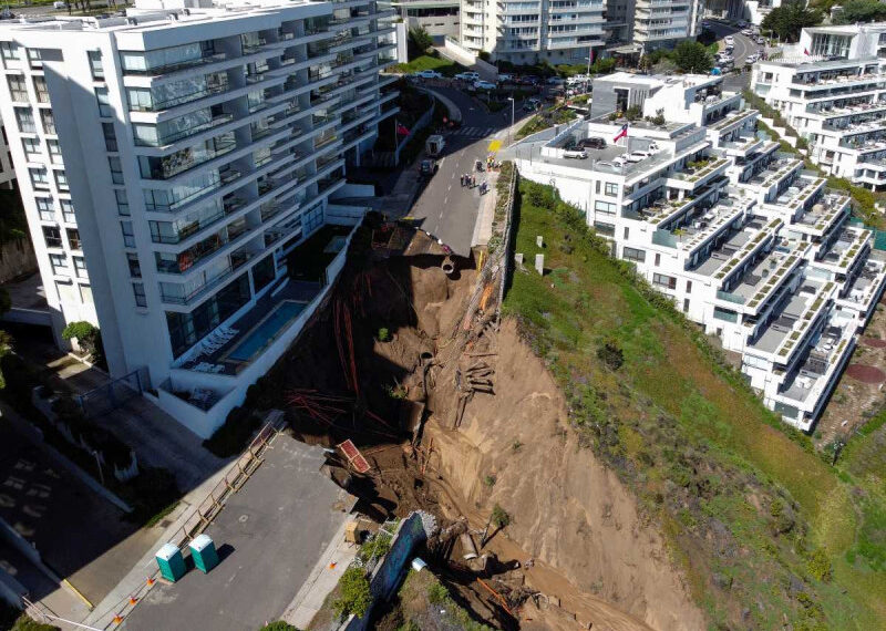 Autoridades evacúan edificios de lujo en Viña del Mar por socavón; hay riesgo de derrumbe