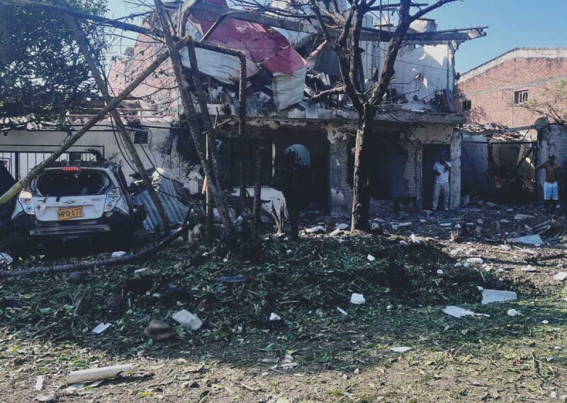 Estalla otro coche bomba frente a una estación de policía en Colombia
