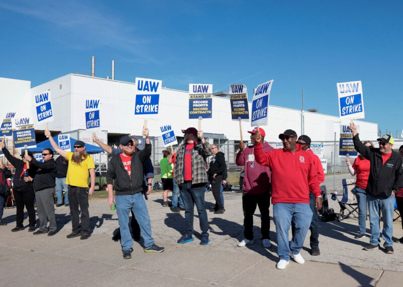 Huelga automotriz en EU se extiende; sindicato no logra acuerdo con GM y Chrysler