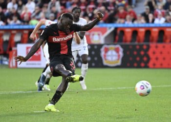 Leverkusen golea e iguala al Bayern en lo alto de la Bundesliga