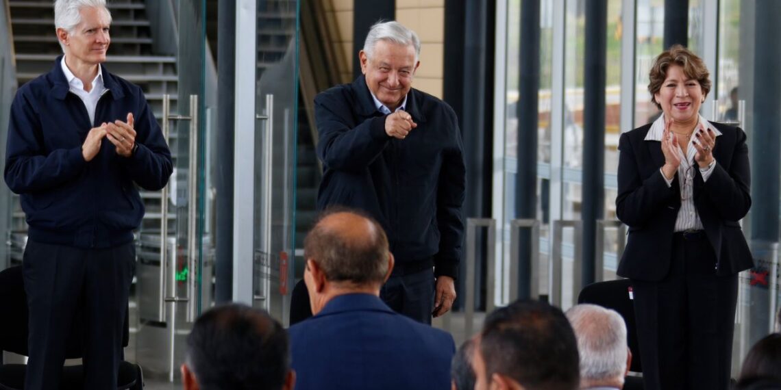 AMLO presume viaje en el Tren Interurbano y usa tarjeta de movilidad