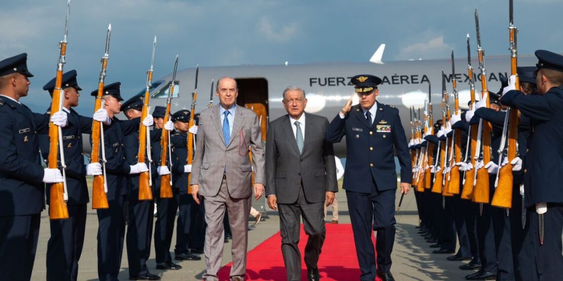 AMLO llega a Colombia para Conferencia Latinoamericana y del Caribe