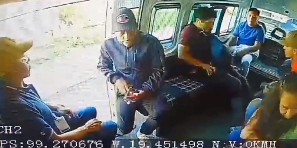 En segundos concretan asalto en una combi que transitaba en Naucalpan