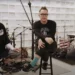 Blink-182 sorprende con dos nuevas canciones y video de disco ‘One more time’