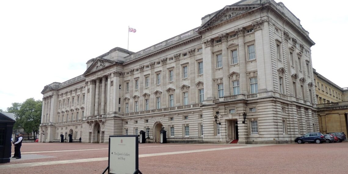 Hombre intenta entrar a caballerizas del Palacio de Buckingham