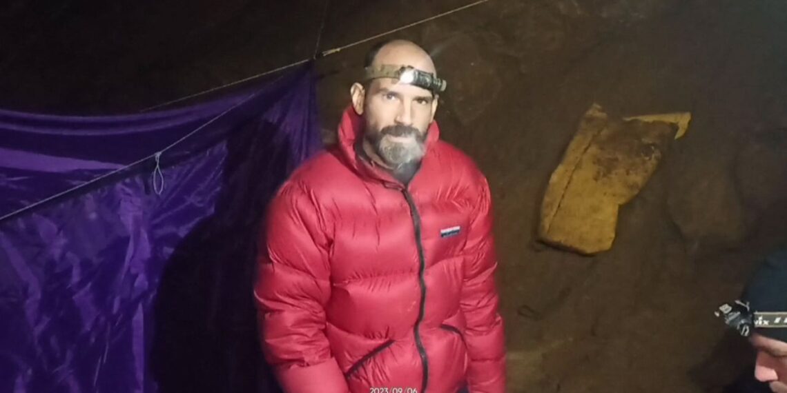 Rescatan a espeleólogo atrapado en las entrañas de una gruta en Turquía