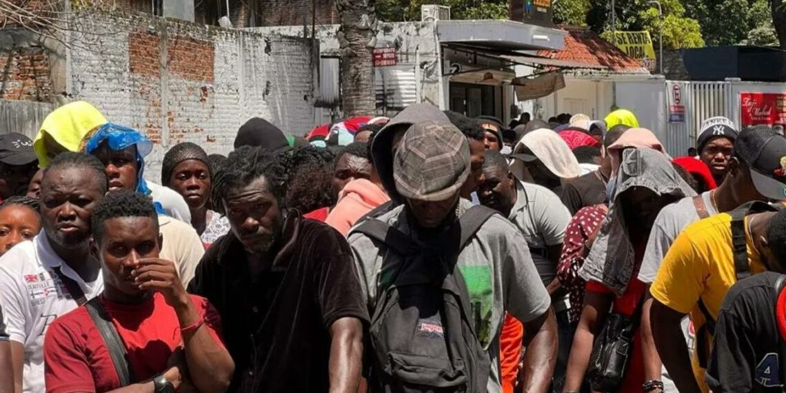 Miles de migrantes protestan en INM de Tapachula por trámites lentos