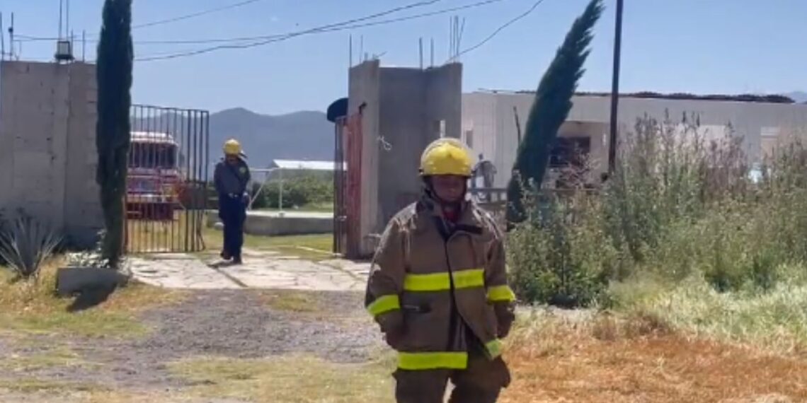 Atienden fuga de gas en toma clandestina cerca de carretera al AIFA en Tecámac