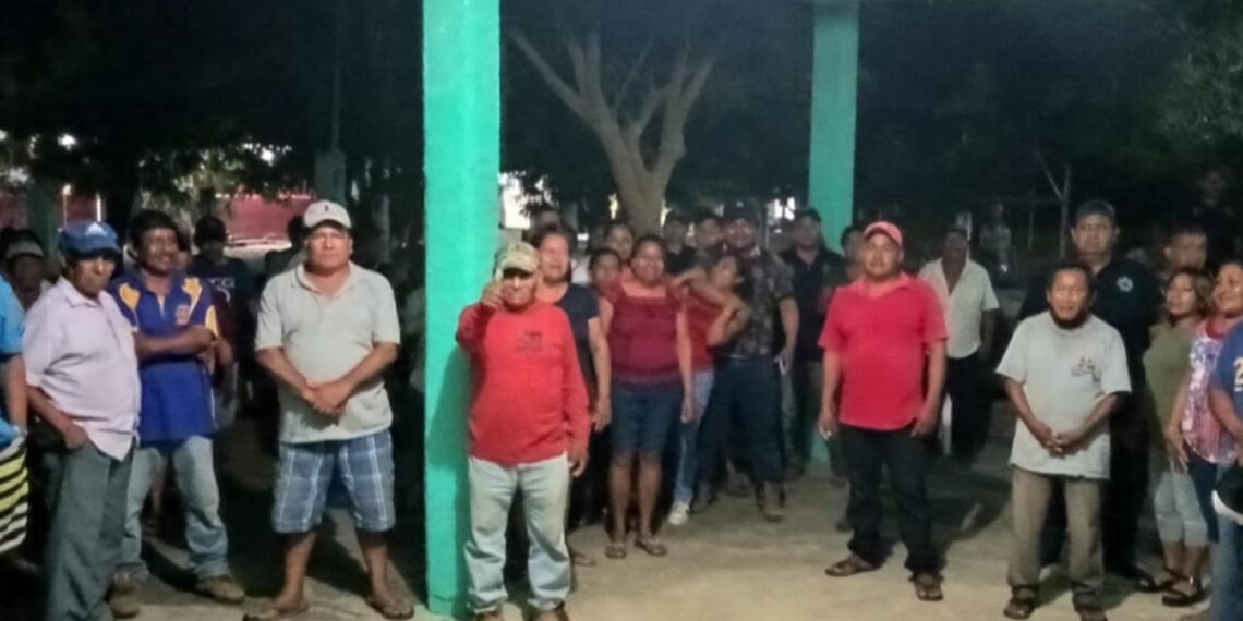 Pobladores retienen a funcionarios en Guelaguichi, Oaxaca