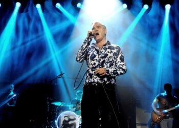 Morrissey pospone show por enfermedad