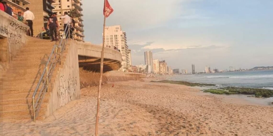 Jóvenes pierden la vida por fuertes olas en playas de Mazatlán, Sinaloa