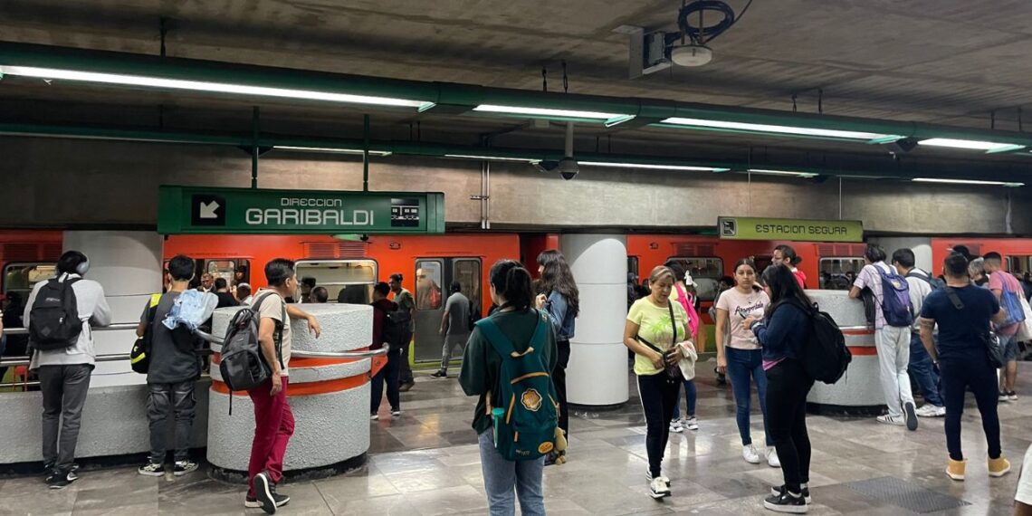 Hombre se arroja al paso del convoy en la estación Escuadrón 201 del Metro