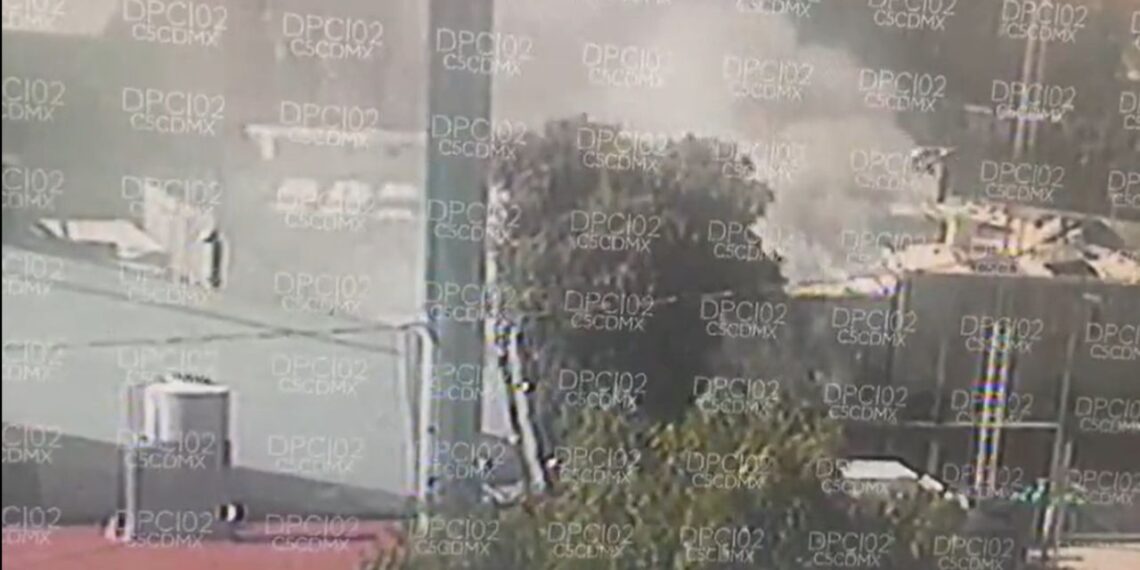 Registran incendio en el interior de una vivienda en Iztapalapa