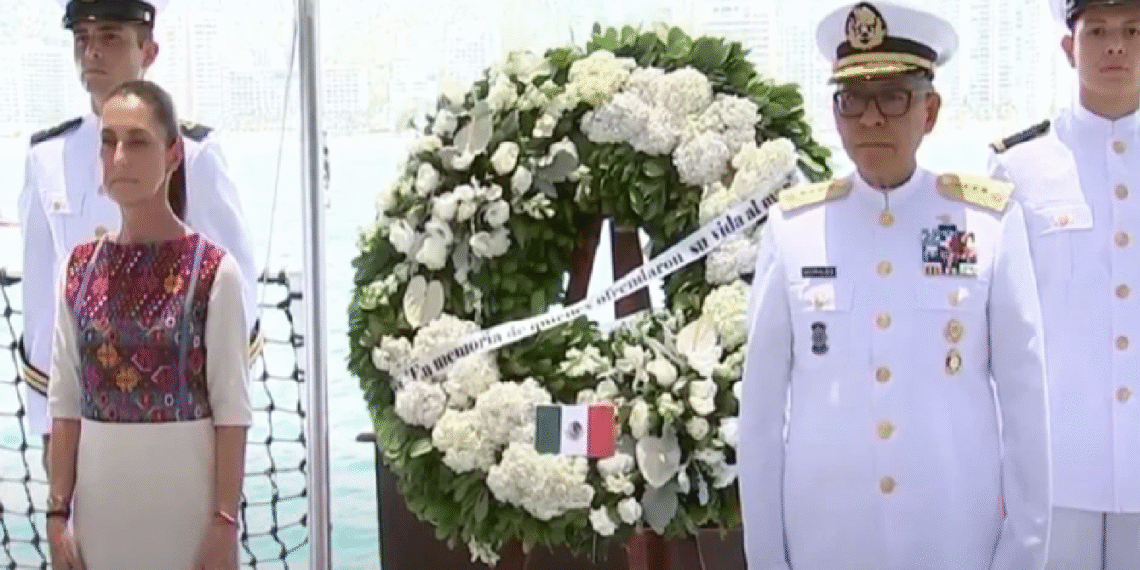 Sheinbaum lanza corona de flores al mar en homenaje a las víctimas del buque Escuela Cuauhtémoc