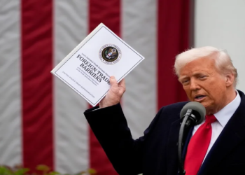 Trump impone un arancel global del 10 %, todavía mayor para Asia y la Unión Europea