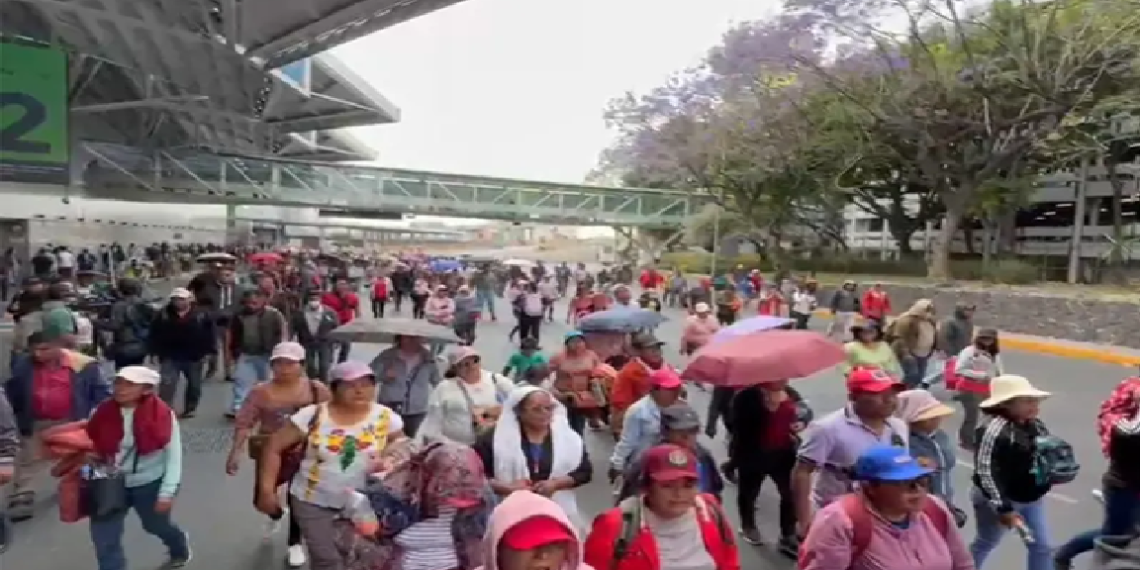 Maestros de la CNTE se retiran del AICM tras más de 6 horas; regresan al Zócalo