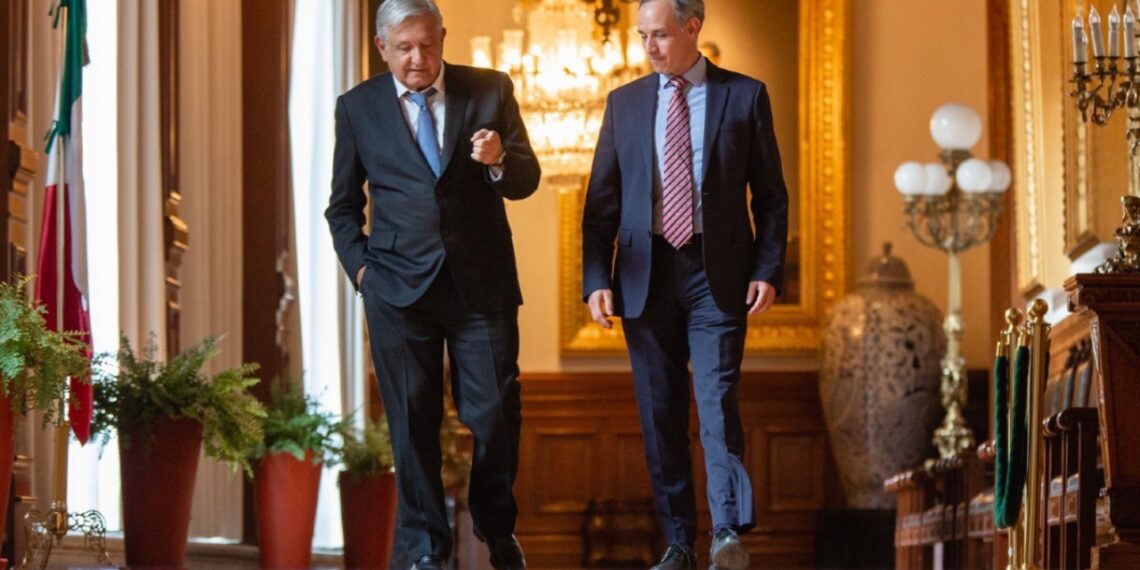 Elogia AMLO a López-Gatell al confirmar que irá por la jefatura de Gobierno