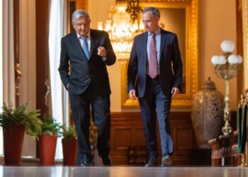 Elogia AMLO a López-Gatell al confirmar que irá por la jefatura de Gobierno