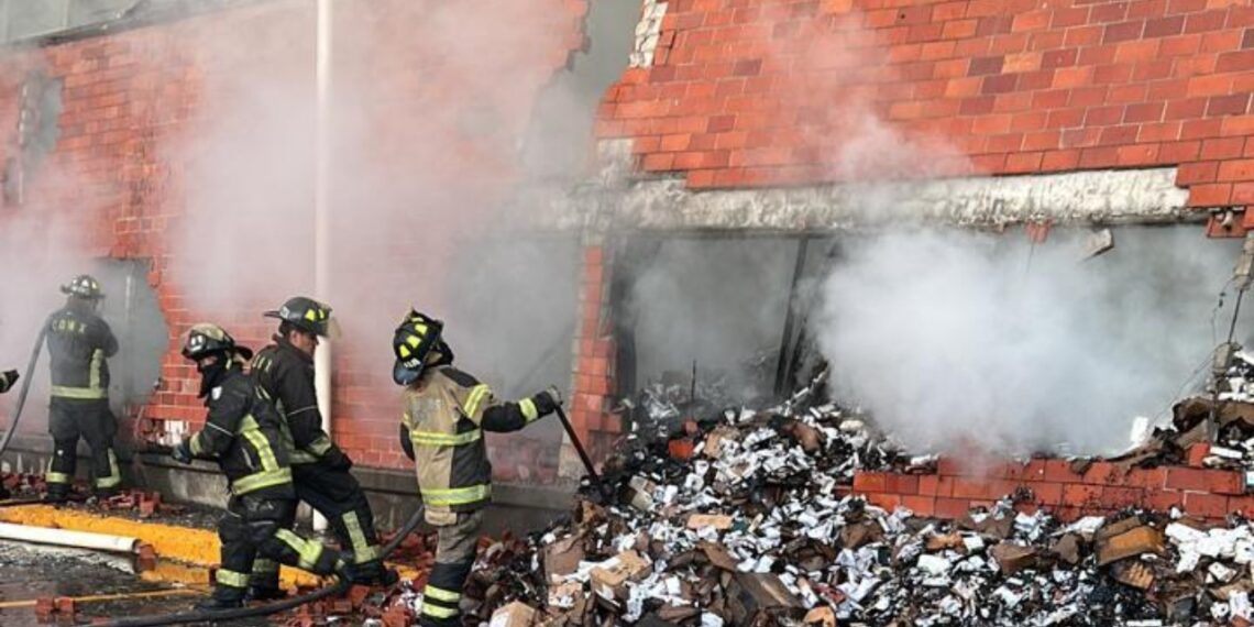 Bomberos extinguen incendio en bodega en la GAM