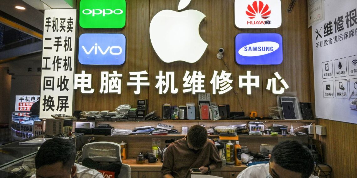 Caen acciones de Apple tras restricciones de iPhone en China
