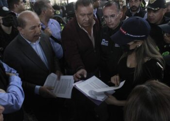 Alcalde Armando Quintero  se reúne con vecinos por olor a gas en planta de Pemex