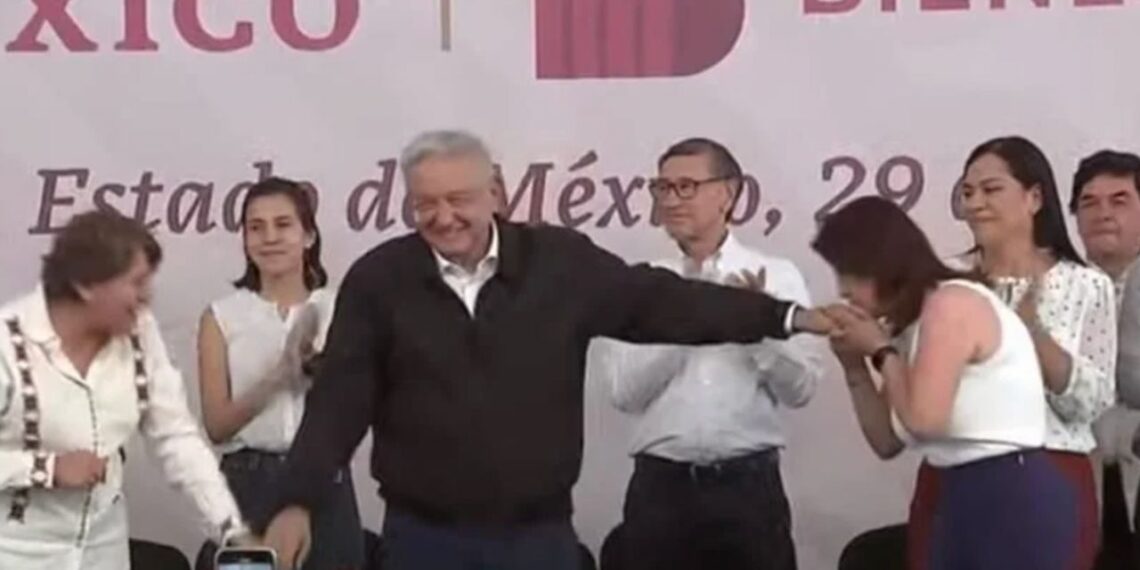 Alcaldesa de Técamac besa la mano de AMLO