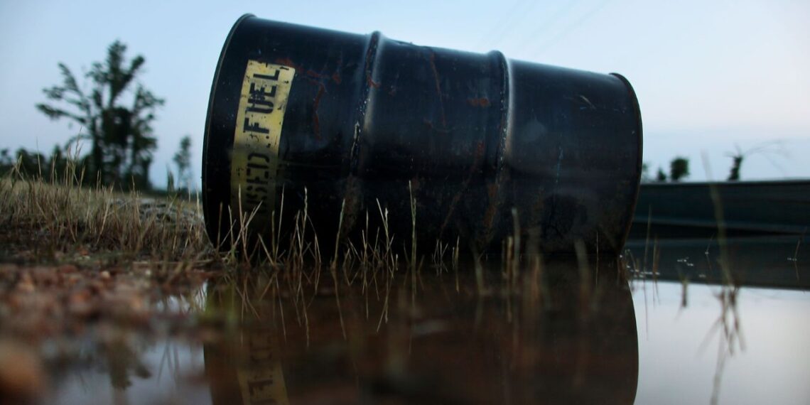 El petróleo termina a la baja en mercado preocupado por la demanda