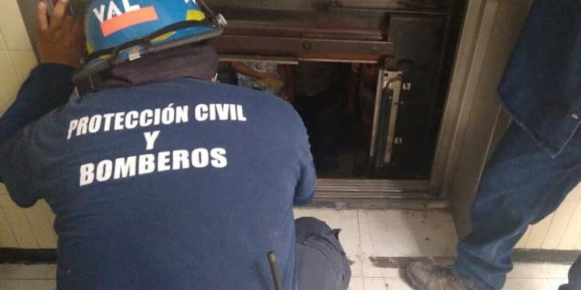 Adultos mayores se quedan atrapados en elevador del ISSSTE en Veracruz