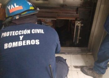Adultos mayores se quedan atrapados en elevador del ISSSTE en Veracruz