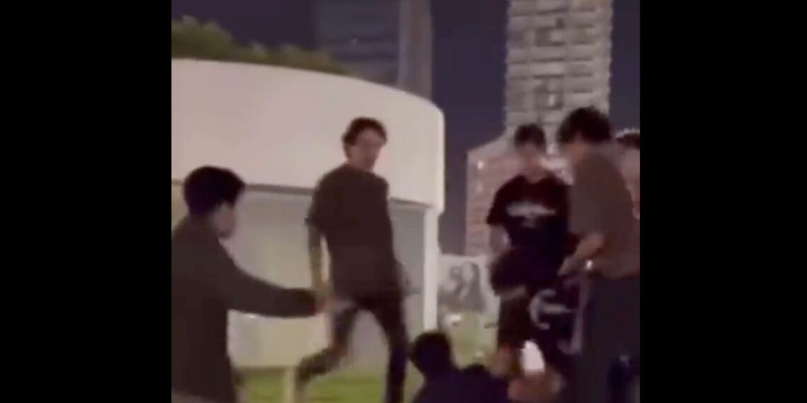 Dos jóvenes implicados en golpiza en zona de antros de Puebla se entregan a las autoridades