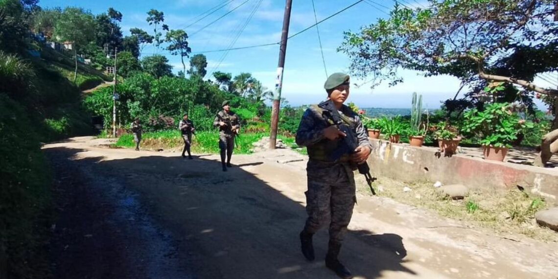 Ejército de Guatemala refuerza frontera con México por narco