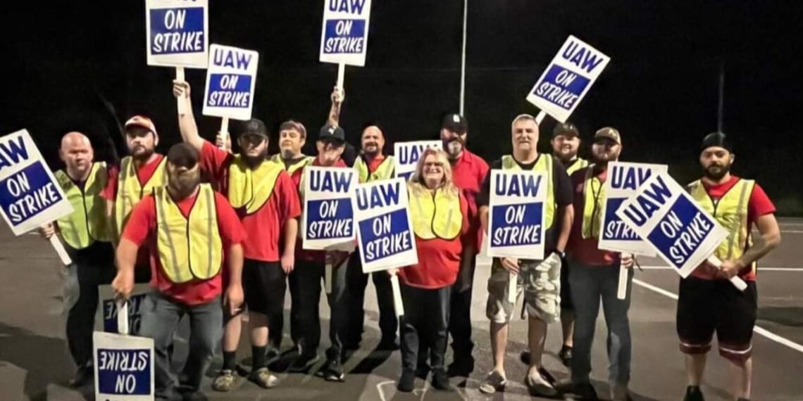 Estalla huelga en sector automotriz en EUA