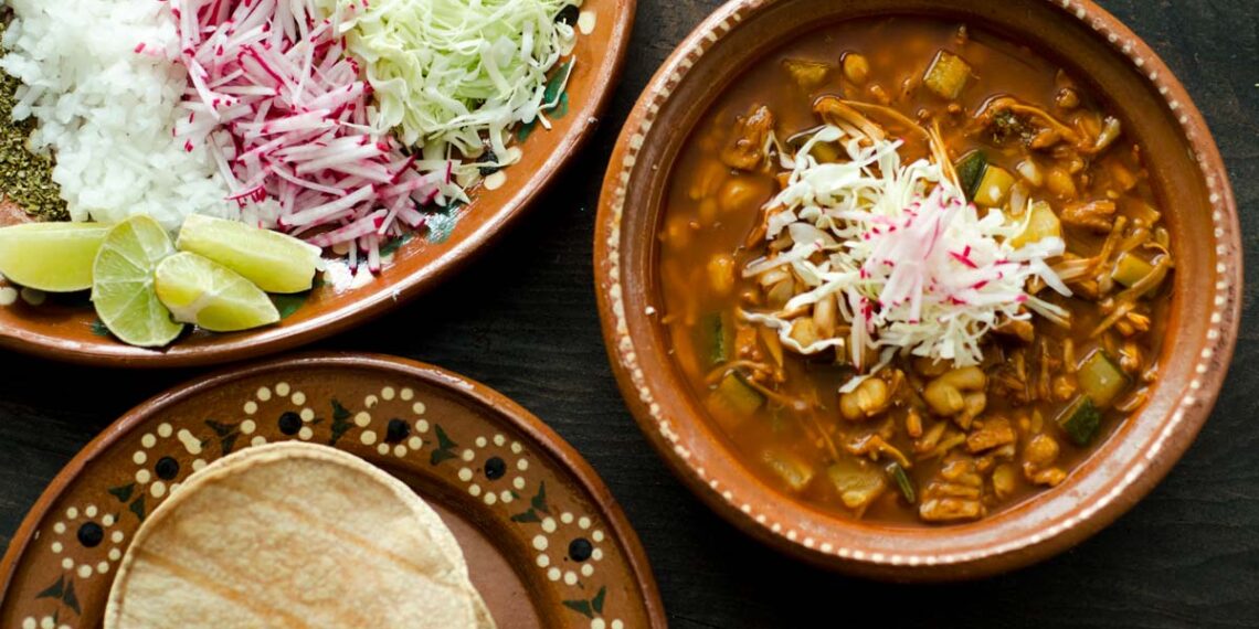 Festeja las fiestas patrias saludablemente, receta de Pozole de setas con germinados de cebolla y de rábano