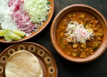 Festeja las fiestas patrias saludablemente, receta de Pozole de setas con germinados de cebolla y de rábano