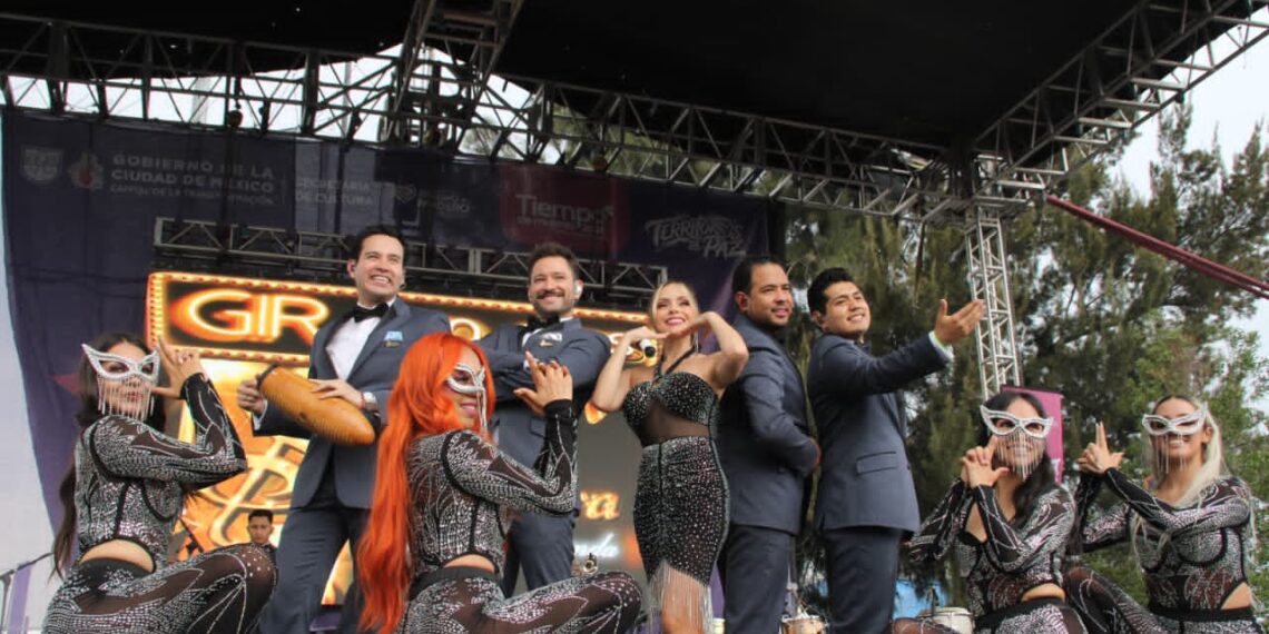 Disfrutan vecinas y vecinos baile por la paz con La Sonora Santanera de Carlos Colorado en la San Felipe de Jesús