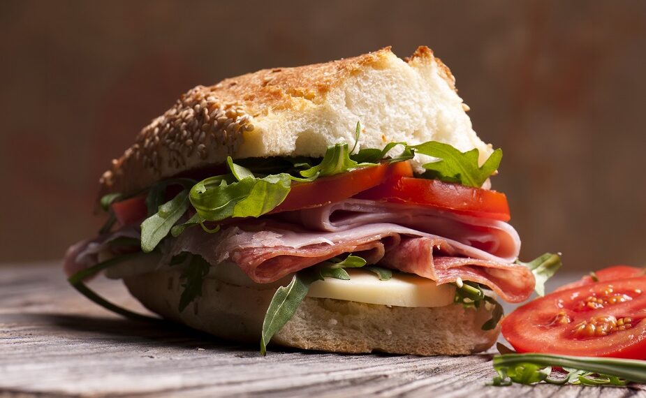 Sal en exceso sin darte cuenta: 10 alimentos que esconden más sodio del que imaginas