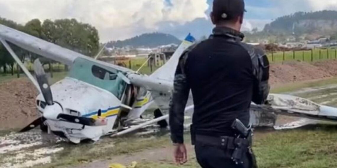 Grupo musical sufre accidente al aterrizar su avioneta en Durango