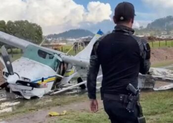 Grupo musical sufre accidente al aterrizar su avioneta en Durango