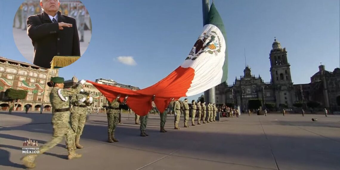 AMLO rinde homenaje a las víctimas de los sismos en el Zócalo
