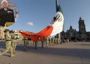 AMLO rinde homenaje a las víctimas de los sismos en el Zócalo
