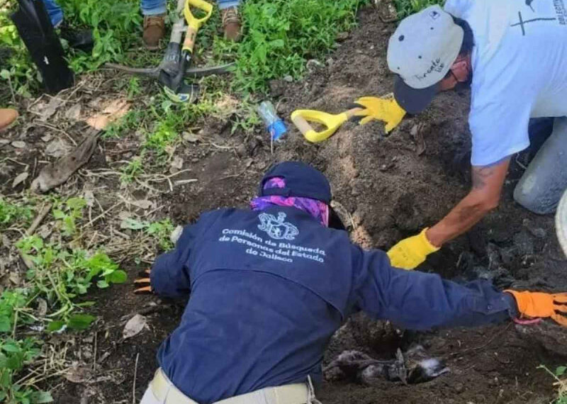 Descubren 24 bolsas con restos humanos en una fosa clandestina en Zapopan