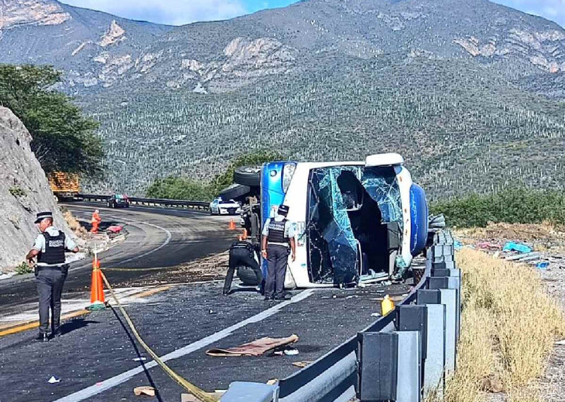 Sube a 18 cifra de muertos por volcadura en Oaxaca; confirman que son migrantes