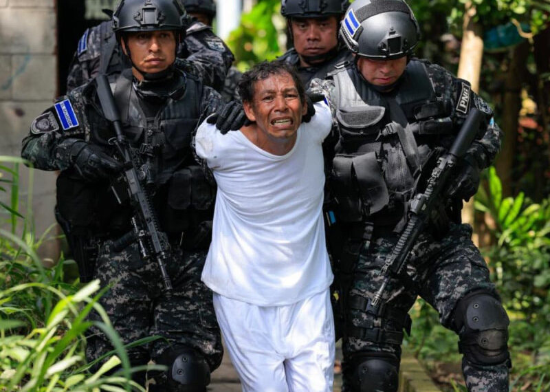 En unas horas El Salvador captura a asesino de niña; lo exhibe como trofeo