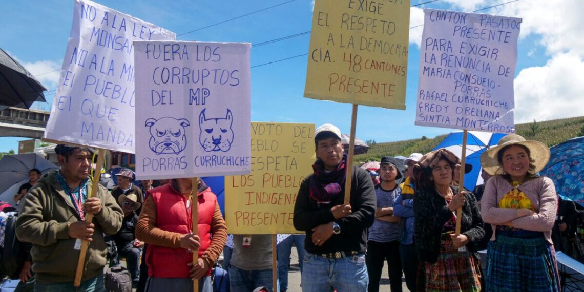 Bloquean carreteras de Guatemala para exigir cese de persecución electoral