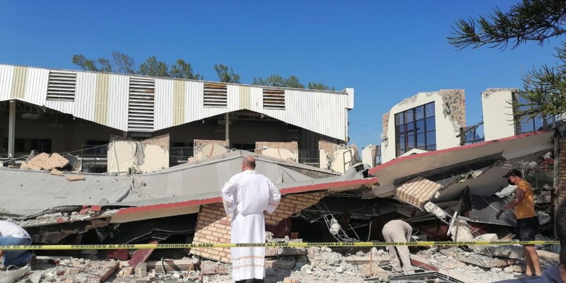 Estiman 15 días para concluir peritaje de derrumbe de la parroquia de Santa Cruz