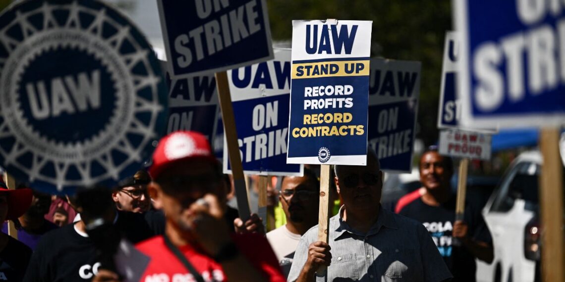Pese avances en negociación, se mantiene huelga automotriz en EUA