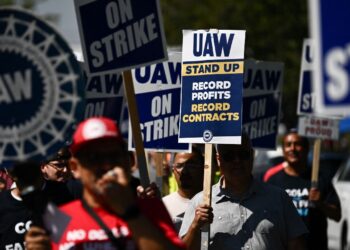 Pese avances en negociación, se mantiene huelga automotriz en EUA