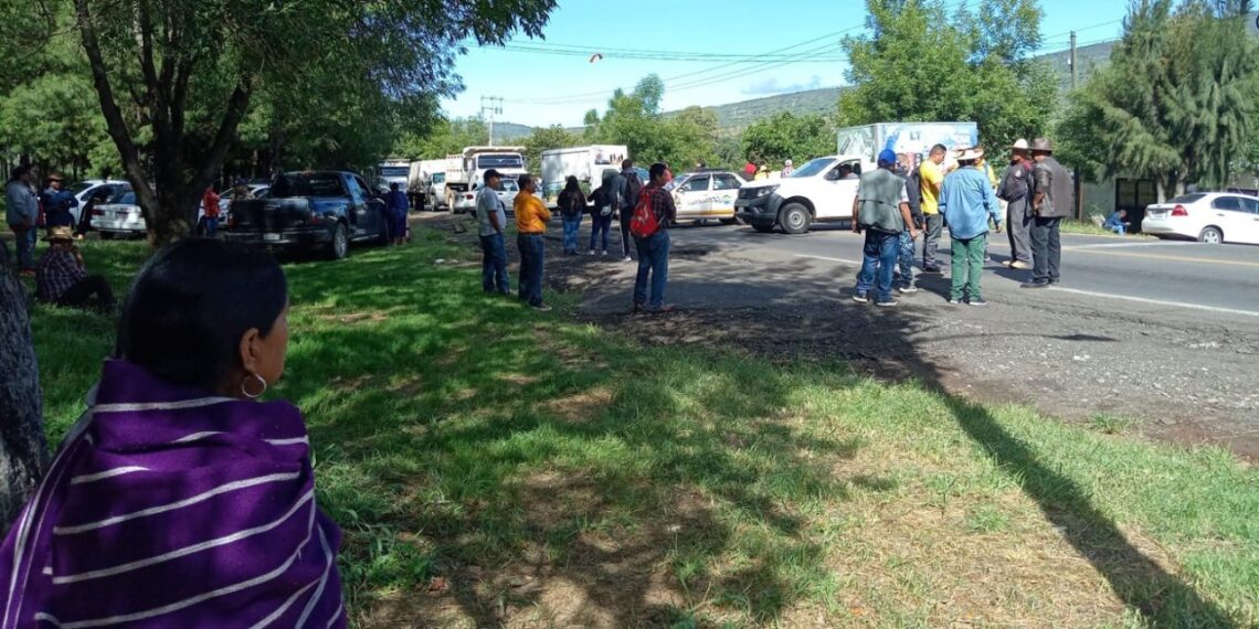 Consejo Supremo Indígena bloquea carreteras en Michoacán